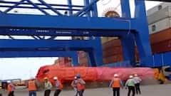 કચ્છના મુંદ્રા પોર્ટ પર કેબલ તૂટતા ક્રેનથીમાં રેલવેનું એન્જિન ધડાકાભેર પટકાયું જમીન પર, જાનહાનિ ટળી