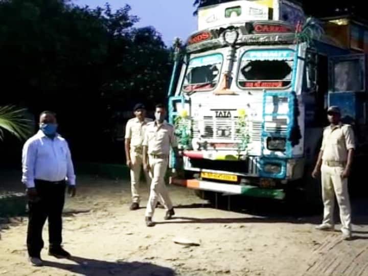 Exclusive: बिहार में हो रहा बालू का ‘खेल’, रुपये लेकर 14 चक्का वाले ट्रक को सीमा पार करा रहे अधिकारी