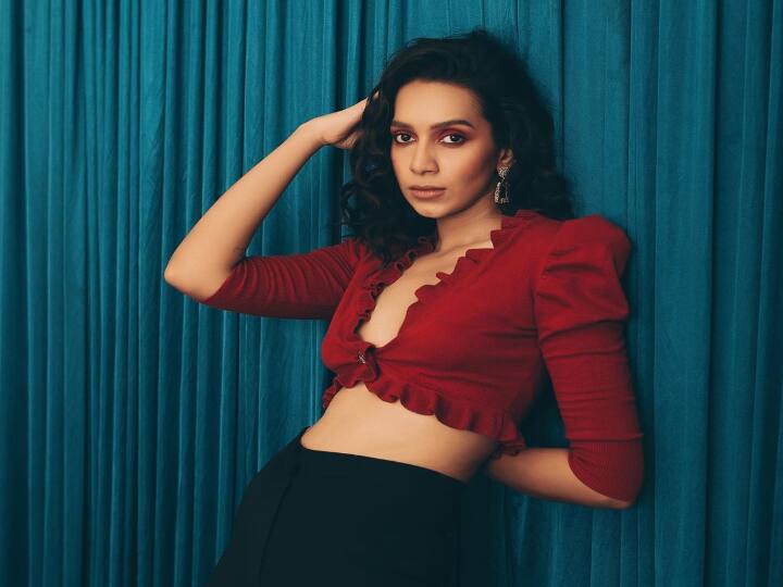 பனிக்கூழ் இவள் பார்க்கும் பார்வையோ, குளம்பி வாசம் இவள் கூந்தலோ..