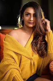 अक्षय कुमार के साथ फिल्म सौगंध से बॉलीवुड में डेब्यू करने वाली  शांतिप्रिया ने कुछ और हिंदी फिल्में कीं जिसमें 'मेरे सजना साथ निभाना', 'फूल और अंगार' और 'मेहरबान', इन सभी में मिथुन चक्रवर्ती ने अभिनय किया, सनी के साथ 'वीरता' देओल और उनकी आखिरी फिल्म 'इक्के पे इक्का' जिसमें अक्षय कुमार ने अभिनय किया था.
