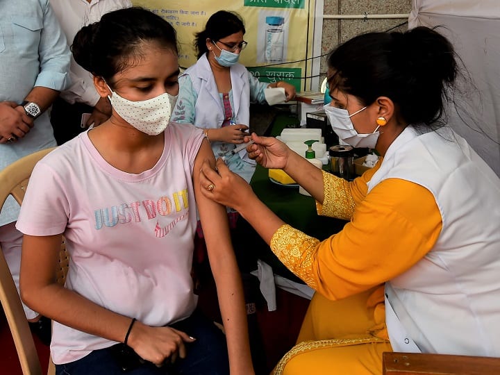 Over 39 Crore Covid Vaccine Doses Administered Know Which state on top in vaccination Vaccination Update: देशभर में 39 करोड़ टीके लगे, जानिए- कौन-सा राज्य है अव्वल, टॉप-10 राज्यों की स्थिति