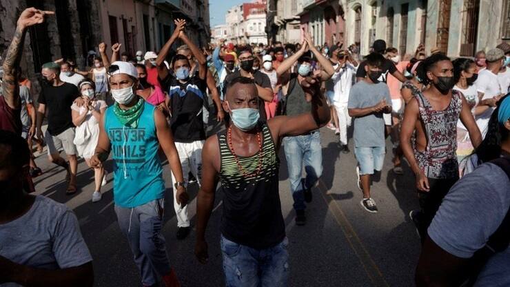 Cuba protests: Three key issues that explain the rare unrest என்ன நடக்கிறது கியூபாவில்? மக்கள் ஏன் தெருக்களில் இறங்கி போராடுகிறார்கள்?