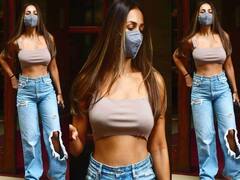 Malaika Arora Stylish Look: रिप्ड जींस, क्रॉप टॉप और स्टाइलिश मास्क...ट्रेंड सेट करता है मलाइका अरोड़ा का हर स्टाइल