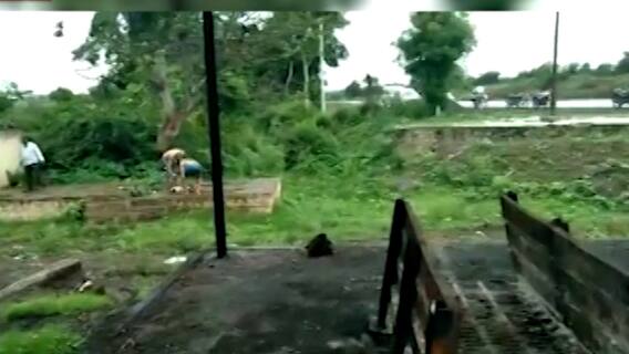 Pune : पुण्यातील पाबळ स्मशानात अंधश्रद्धेचा अघोरी प्रकार, कोवळ्यावर मुलीचा फोटो लावून जादूटोणा