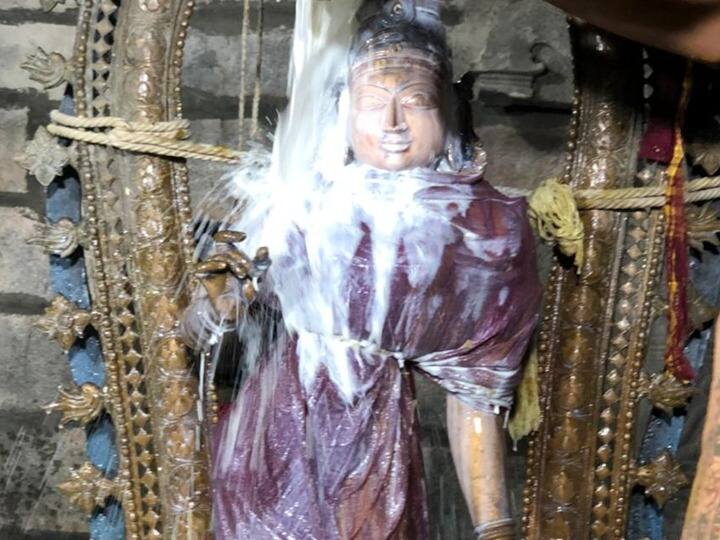 சிவகாம சுந்தரிக்கு பால் அபிஷேகம்