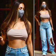 Malaika Arora Stylish Look: रिप्ड जींस, क्रॉप टॉप और स्टाइलिश मास्क...ट्रेंड सेट करता है मलाइका अरोड़ा का हर स्टाइल