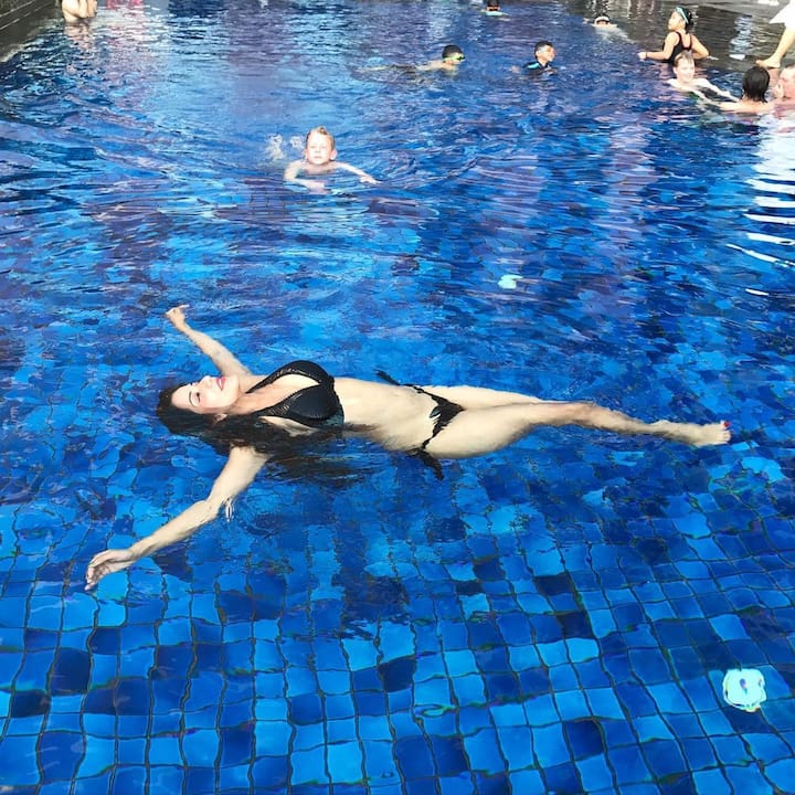 मोनालिसा सोशल मीडिया पर काफी एक्टिव यूजर हैं. वो इंस्टाग्राम और फेसबुक पर अपने ग्लैमरस तस्वीरें और वीडियो पोस्ट करती रहती हैं.