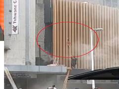 South African Riot | தீப்பிடித்து எரிந்த கட்டிடம்.. குழந்தையை மாடியில் இருந்து வீசிய தாய்! என்ன நடந்தது?