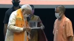 CM Yogi की तारीफ में PM Modi के बोले गए शब्दों के मायने क्या ? | Baat To Chubegi