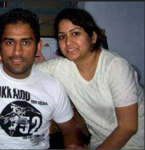 సోదరి జయంతితో మహేంద్ర సింగ్ ధోనీ
