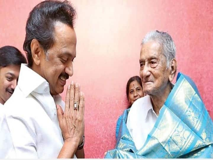 cm mk stalin birthday wishes to senior marxist leader Sankaraiah Sankaraiah 100: அனைவருக்கும் வழிகாட்டும் தியாக வாழ்விற்கு சொந்தக்காரர் சங்கரய்யா : முதல்வர் மு.க.ஸ்டாலின் நேரில் பிறந்தநாள் வாழ்த்து..!