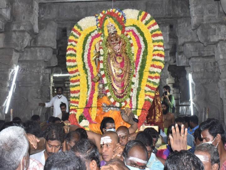சிவகாம சுந்தர நடராஜ பெருமானுக்கு வண்ண பூக்களால் அலங்கரிக்கப்பட்டு காட்சி அளிக்கிறார்
