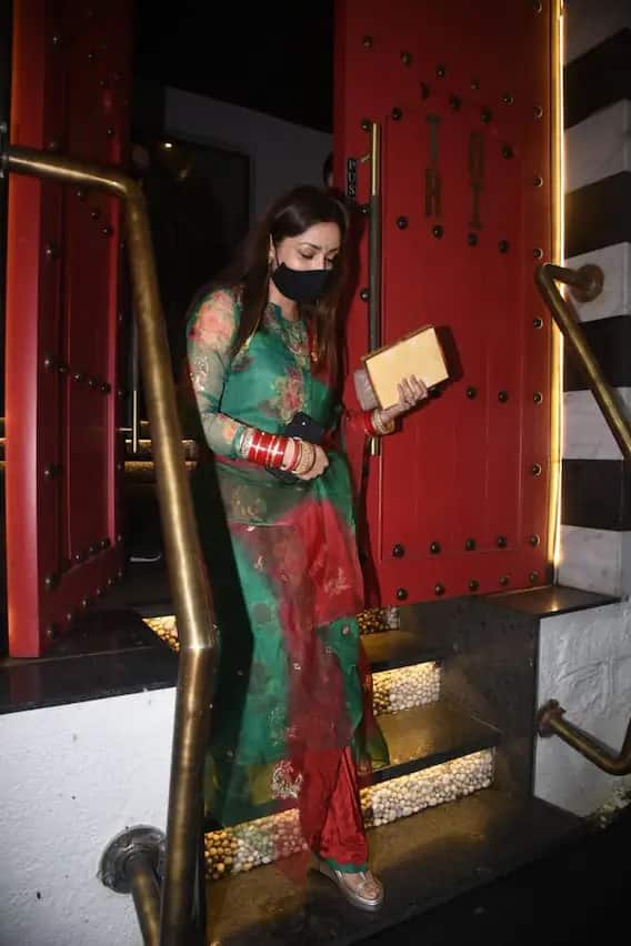 চিরাচরিত পোশাক ও গয়নায় ইয়ামির এই ছবি সোশ্যাল মিডিয়ায় ভাইরাল।