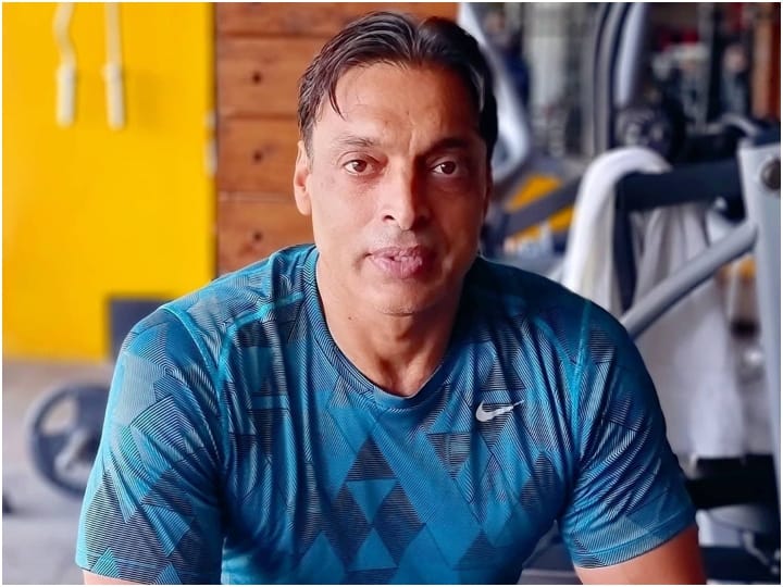 बता दें कि शोएब अख्तर के नाम सबसे तेज गेंद फेंकने का रिकॉर्ड है. अख्तर ने 2003 में इंग्लैंड के खिलाफ 161.3 किमी. प्रति घंटे की रफ्तार से गेंद फेंकी थी जो अब तक एक वर्ल्ड रिकॉर्ड है.