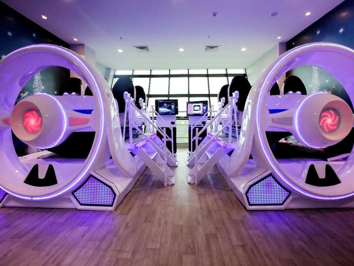 The visitors can play several virtual games such as get into a ring fight or race cars.