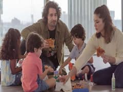 Sunny Leone ने मुंबई में लिया अपने सपनों का घर, फर्श पर बैठकर पिज्जा खाता हुआ नज़र आया पूरा परिवार