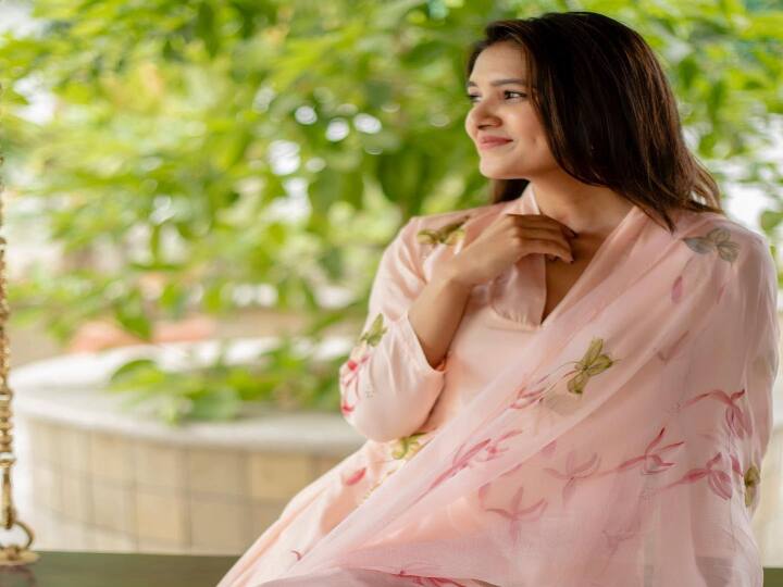 வாணி போஜன் - தொலைக்காட்சிகளில் நடித்து இப்போது திரைப்படங்களில் நடித்து வருகிறார்.