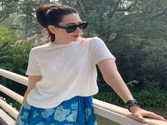 Actress Karisma Kapoor pics : நெஞ்சுக்குள் பெய்திடும் மாமழை நீருக்குள் மூழ்கிடும் தாமரை - கரிஷ்மா கபூர் போட்டோ ஆல்பம்