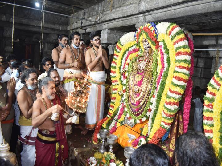 சிவகாமசுந்தரி சமேத நடராஜ பெருமானுக்கு தீப ஆராதனை நடைப்பெற்றது