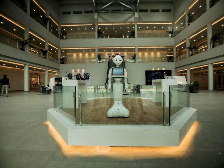 The unique attraction of the gallery is the welcoming humanoid robot that communicates with visitors expressing emotions such as joy, surprise and excitement.