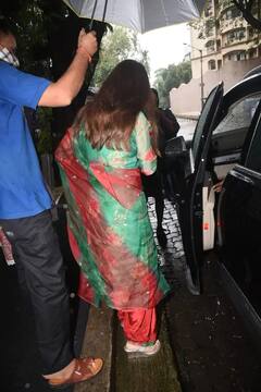 Yami Gautam: মুম্বইয়ে বৃষ্টির মধ্যেই নববধূর সাজে ইয়ামি গৌতম