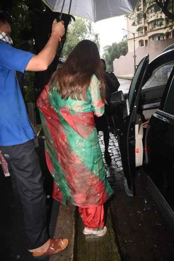 মুম্বইয়ে বৃষ্টির মধ্যেই বাড়ি থেকে বেরোলেন ইয়ামি। নববধূর সাজে তাঁকে অপরূপা লাগছিল।