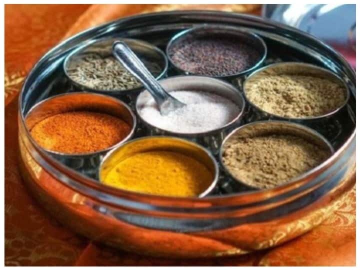 Spices in monsoon start getting spoiled follow these easy tips to keep safe मानसून में मसाले अक्सर हो जाते हैं खराब, सुरक्षित रखने के लिए अपनाएं ये आसान टिप्स