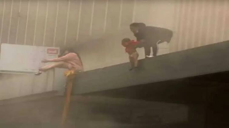 South Africa Violence : A mother throws his baby to safety from burning building માંએ પોતાના નાના બાળકને બચાવવા સળગતી બિલ્ડિંગમાંથી નીચે ફેંક્યુ, નીચે ટોળાએ પકડીને બચાવ્યો જીવ, વીડિયો વાયરલ