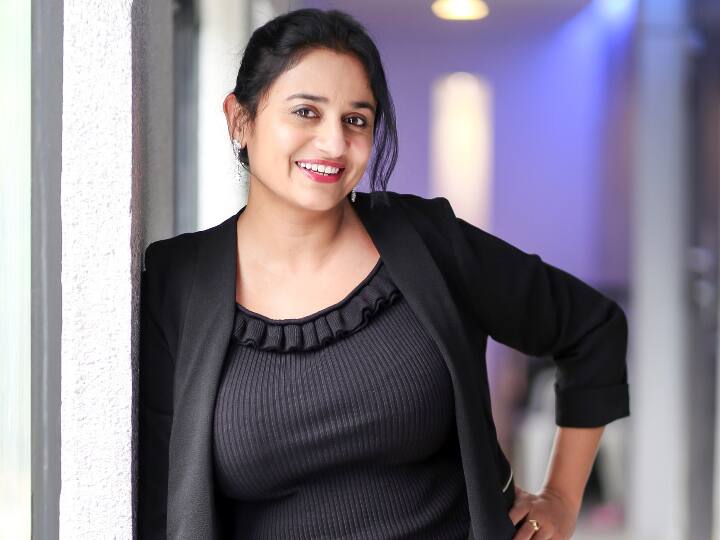 அன்புள்ள ஸ்நேகிதியே என்ற தொலைக்காட்சி தொடரின் மூலம் நடிப்பில் நுழைந்தார்