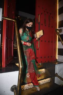 Spotted: मुंबई की बारिश में चूड़ा पहने और सिंदूर लगाएं निकली नई नवेली दुल्हनिया यामी गौतम, हॉट हीरोइनों को ट्रेडिशनल लुक से किया फेल