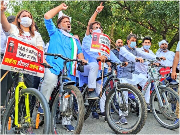 Delhi Congress took out cycle rally without permission against rising petrol prices ann पेट्रोल के बढ़ते दामों के खिलाफ दिल्ली कांग्रेस ने निकाली बिना परमिशन के साइकिल रैली