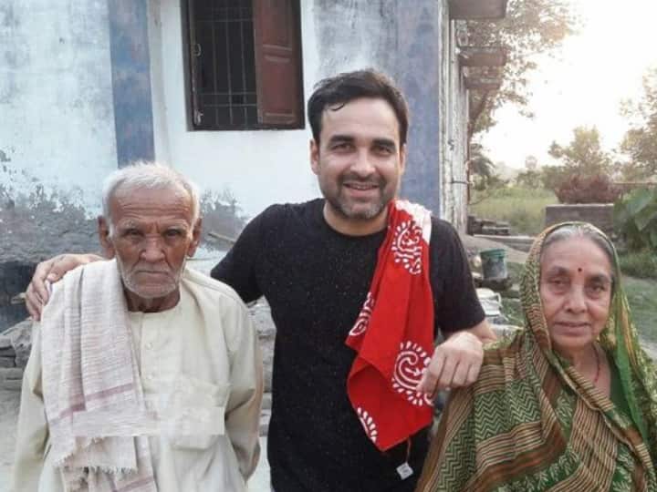 pankaj tripathi visited at his village to take blessing of his parents सेरोगेसी पर बनी फिल्म ‘मिमी’ की सफलता के लिए गांव पहुंचे पंकज त्रिपाठी,  माता-पिता का लिया आशीर्वाद