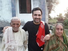 सेरोगेसी पर बनी फिल्म ‘मिमी’ की सफलता के लिए गांव पहुंचे पंकज त्रिपाठी, माता-पिता का लिया आशीर्वाद