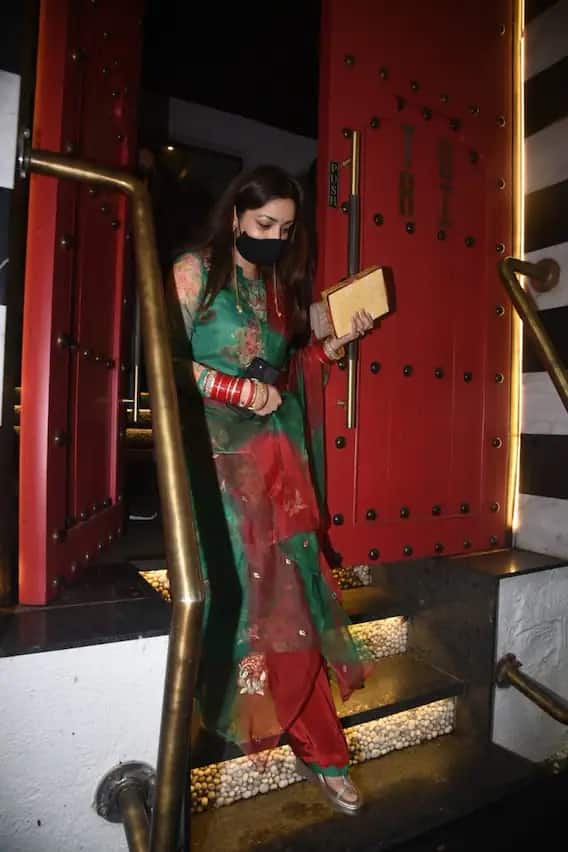 বিয়ের পর থেকে বেশিরভাগ সময়ই ইয়ামিকে চিরাচরিত পোশাকে দেখা গিয়েছে।