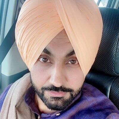 ਪੰਜਾਬੀ ਗਾਇਕ ਰਵਿੰਦਰ ਗਰੇਵਾਲ ਨੇ ਪੇਰੈਂਟਸ ਨੂੰ ਦਿੱਤੀ ਸਰਪ੍ਰਾਈਜ਼ ਪਾਰਟੀ