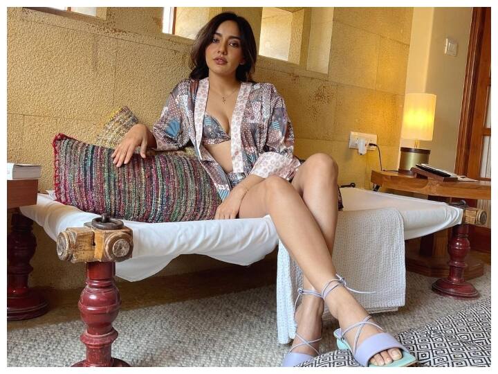 Neha Sharma की फिट बॉडी और खूबसूरती का राज Neha Sharma की फिट बॉडी और खूबसूरती का राज