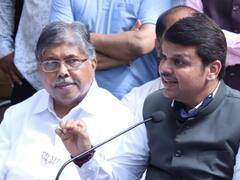 सरकार आपल्या वजनाने कोसळेल त्यानंतर आम्ही पर्याय देऊ : देवेंद्र फडणवीस