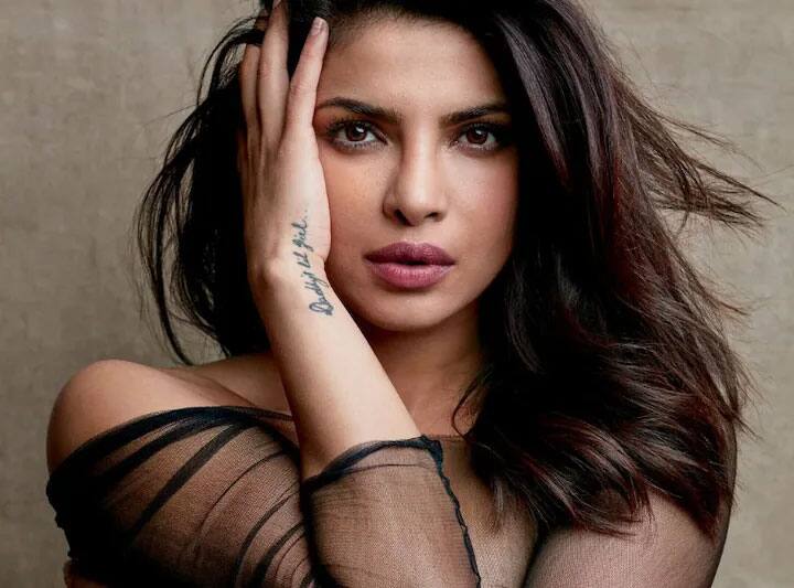 Priyanka Chopra के चेहरे पर 'खून' के छींटे देख परेशान हुए फैंस, वायरल हुई देसी गर्ल की ये तस्वीर, जानें क्या है माजरा? Fans were upset after seeing the blood on Priyanka Chopra face, Priyanka Chopra's new selfie is bothering fans Priyanka Chopra के चेहरे पर 'खून' के छींटे देख परेशान हुए फैंस, वायरल हुई देसी गर्ल की ये तस्वीर, जानें क्या है माजरा?