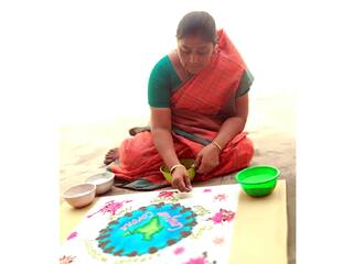 தேனி | டிஜிட்டக் ஓவியமா? கோலமா? - பல ஊர்களில் சேகரித்த மண்ணால் ரியாலிஸ்டிக் உருவங்கள் படைக்கும் ஆசிரியர்..!