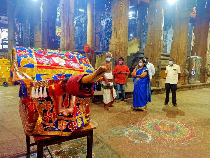 கொடியேற்ற நிகழ்வை அழகர்கோவில் துணை ஆணையர் அனிதா பார்வையிட்டார்.