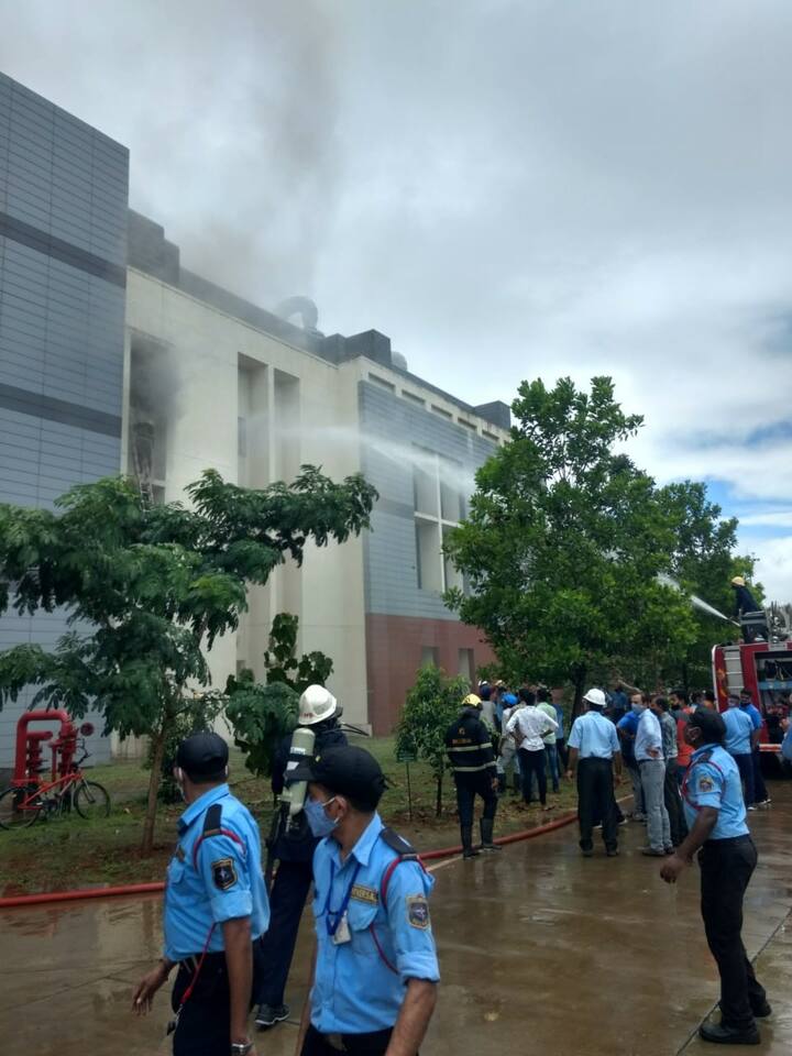 आग लागल्याचे समजताच सर्व कर्मचारी इमारतीबाहेर पडले आहेत. अद्याप कुठलीही जीवितहानी झाल्याची माहिती नाही.