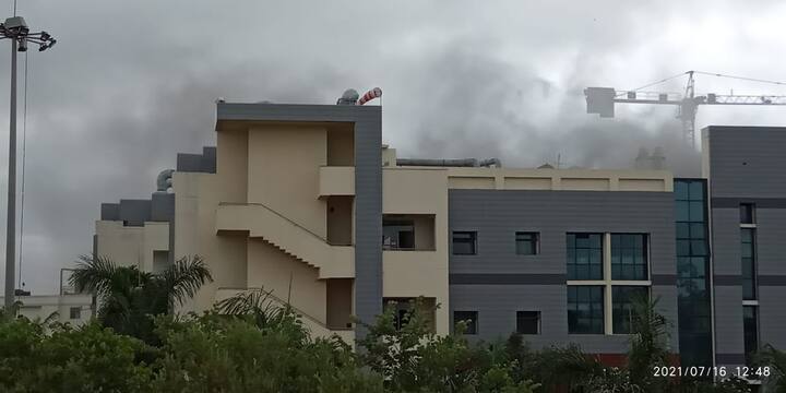 अग्निशमन दलाच्या चारगाड्या घटनास्थळी दाखल झाल्या असून आग विझवण्याचं काम सुरु आहे.