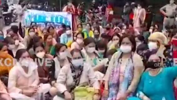 Dehradun: Uttarakhand प्रशिक्षित बेरोजगार ANM का प्रदर्शन, CM आवास कूच की कोशिश की |UP-UK Hindi News