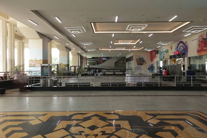 पंतप्रधान मोदी आज पुनर्विकसित गांधीनगर रेल्वे स्टेशन आणि रेल्वे स्टेशनच्या वर बनवलेल्या फाईव्ह स्टार हॉटेलचं व्हर्चुअली उद्घाटन करतील. तसेच पंतप्रधान मोदी गांधीनगर राजधानी-वाराणसी सुपरफास्ट एक्सप्रेस आणि गांधीनगर राजधानी- वरेठा दरम्यान एमईएमयू या दोन नवीन ट्रेन्सला हिरवा झेंडा देखील दाखवतील. (Photo Tweeted by @narendramodi)