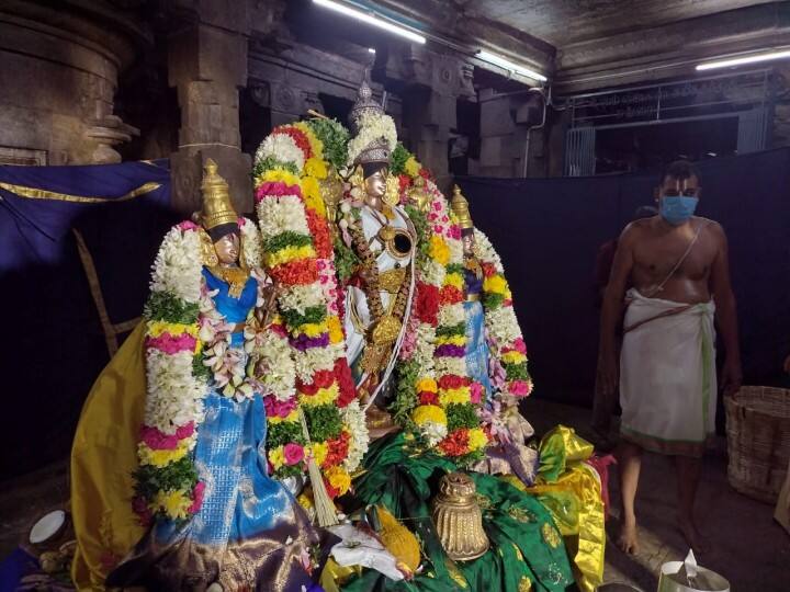 உற்சவ மூர்த்தியுடன் அம்மன் சிலைகளும்.