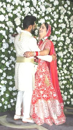 Rahul Disha Wedding Pics: লাল বেনারসিতে দরজা খুলে বেরিয়ে এলেন দিশা, আবেগে ভাসলেন রাহুল