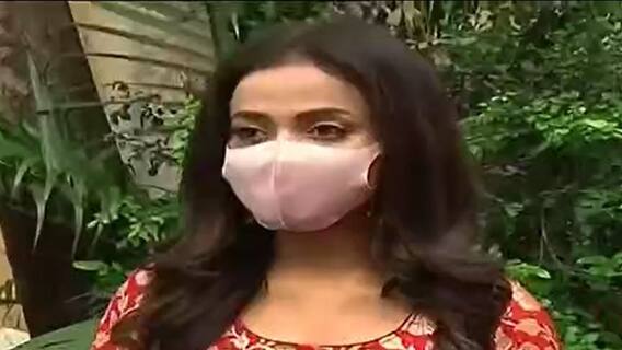 হয় মা নয় বৌমা: মজাদার প্রশ্নে ক্লিন বোল্ড না ওভার বাউন্ডারি হাঁকালেন নীল?