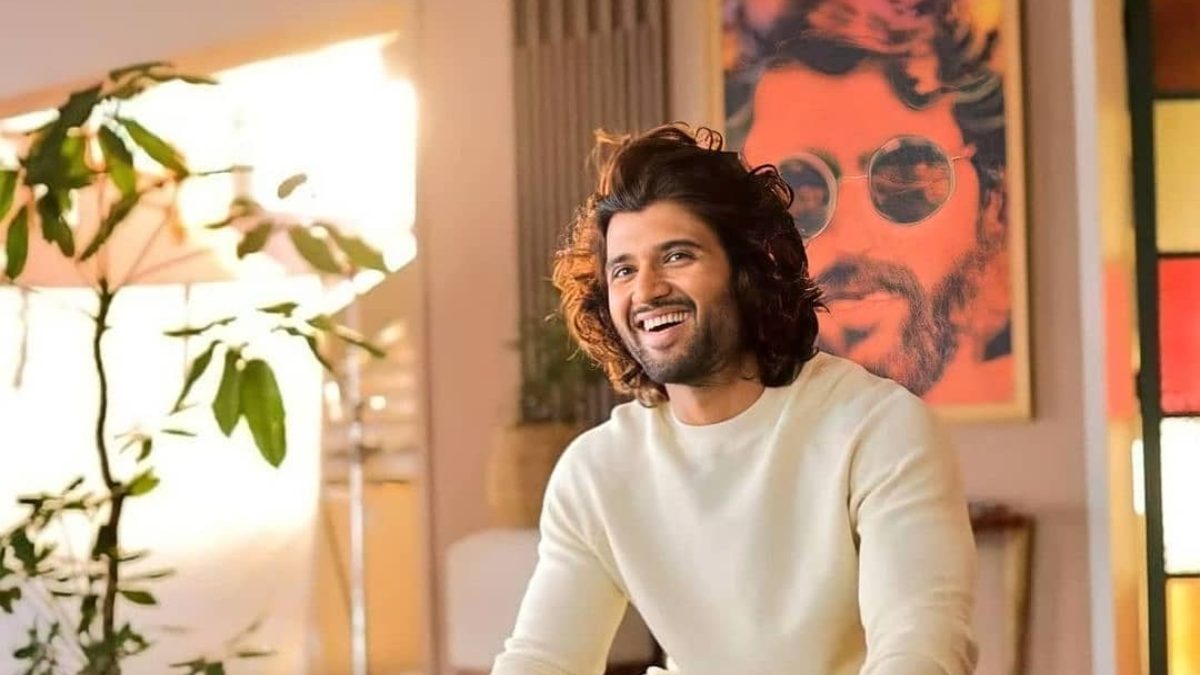 15 करोड़ के इस आलीशान बंगले में रहते हैं साउथ के सुपरस्टार Vijay Deverakonda, देखें PHOTOS