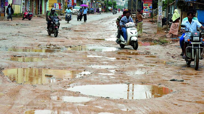 Dangerous Roads: వదల బొమ్మాళీ వదల .... రోడ్కెక్కితే అంతే...ఏటా ఇంతే....