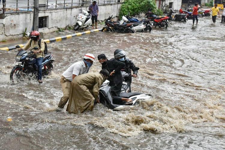 Dangerous Roads: వదల బొమ్మాళీ వదల .... రోడ్కెక్కితే అంతే...ఏటా ఇంతే....